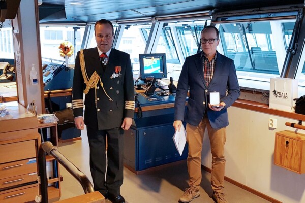 En kommendör från gränsbevakningen och en sjökapten ombord på ett fartyg