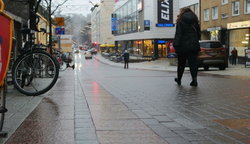 halvslaskig gata i stad
