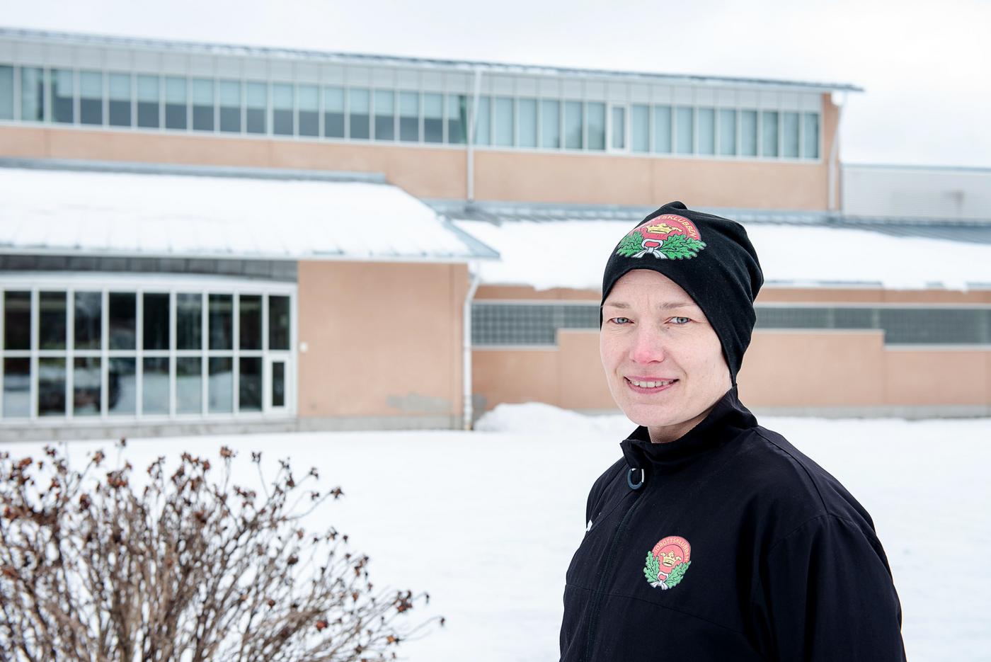 Kvinna står framför byggnad utomhus