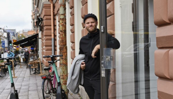 man står vid restaurangdörr