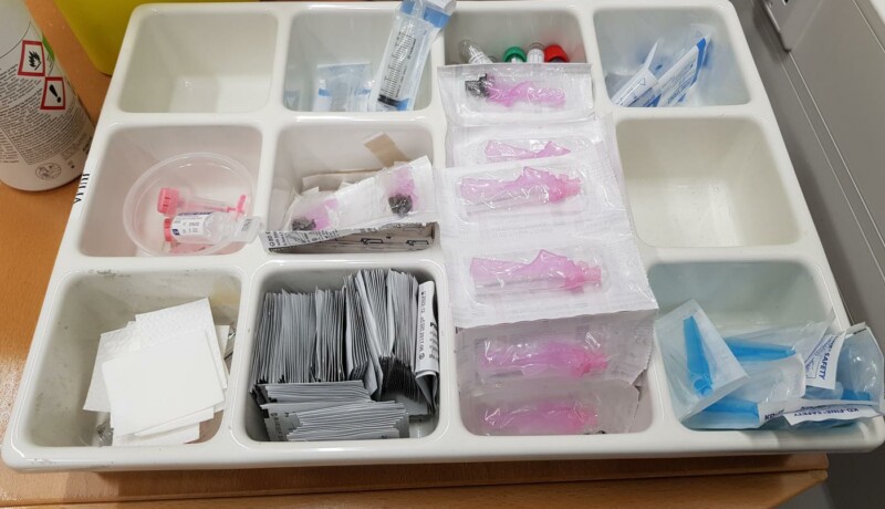 En låda fylld med redskap för vaccinering
