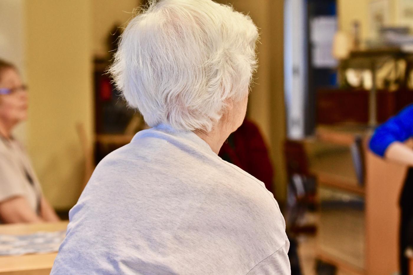 en gråhårig pensionär