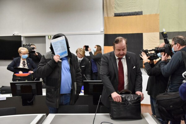 Åtalad möter pressen i tingsrättens sal