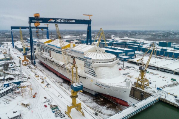 ett kryssningsfartyg i en docka