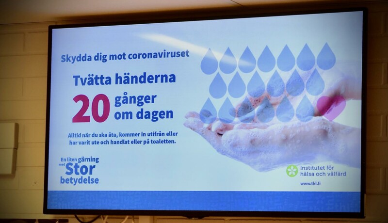 en skylt som uppmanar oss att tvätta händerna