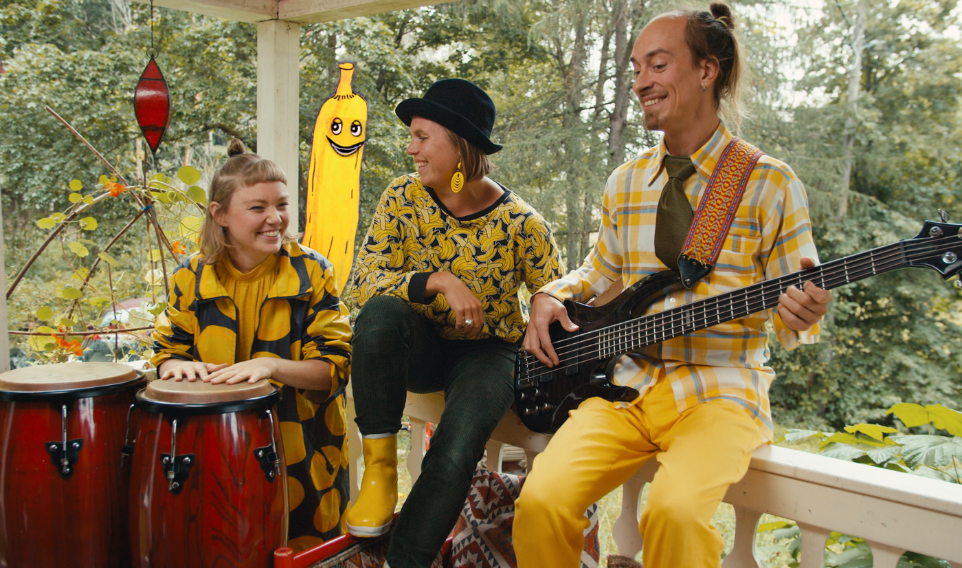 ett barnmusikband i färggranna kläder