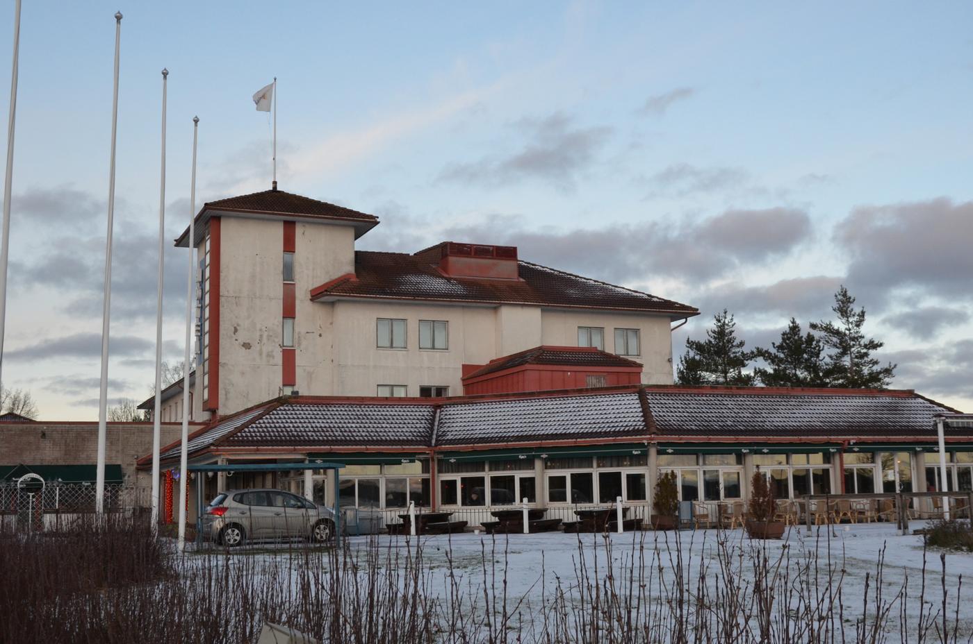 en hotellbyggnad på vintern