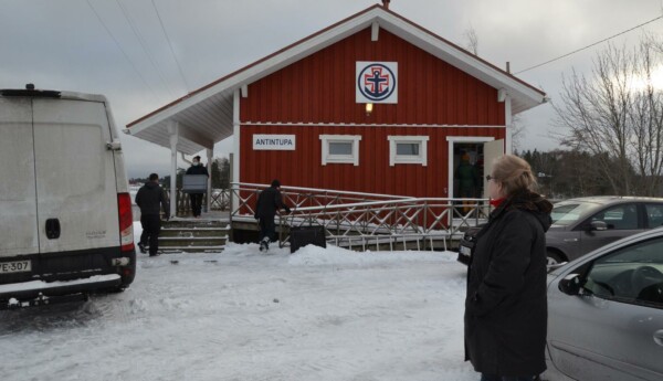 flyttkarlar tömmer en röd byggnad med vita knutar