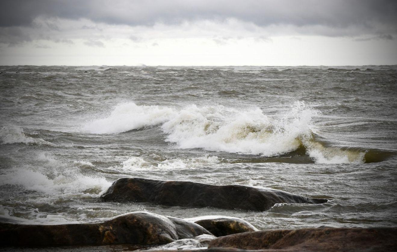 Klippor vid havet i lätt storm.