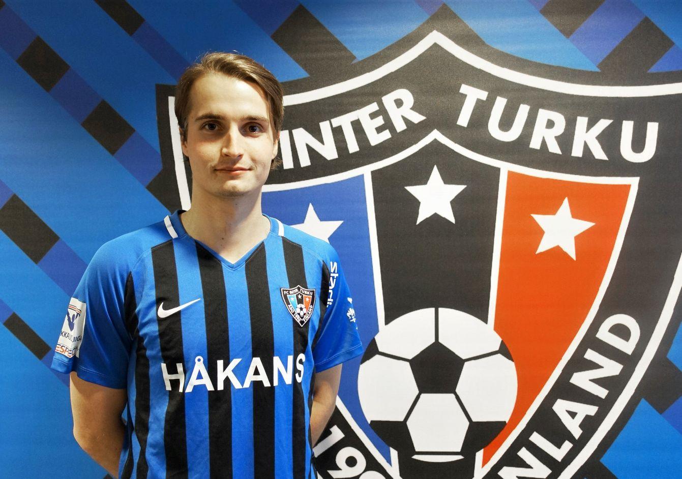 Fotbollsspelare framför lagets baner