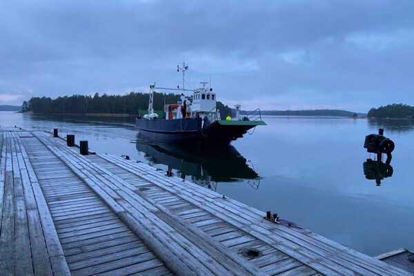 en förbindelsebåt på väg mot hamn