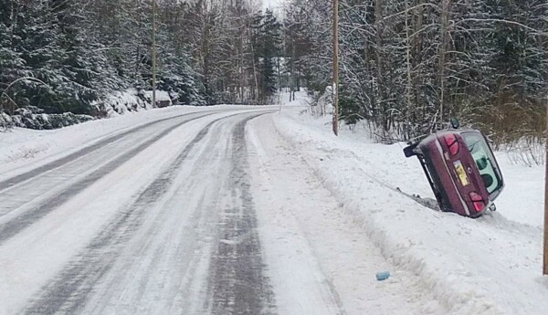 bil i diket vid landsbygdsväg med mycket snö