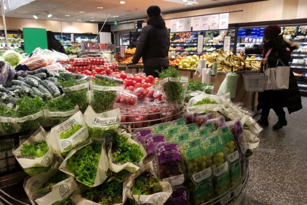 Bild från grönsaksavdelningen i affären.