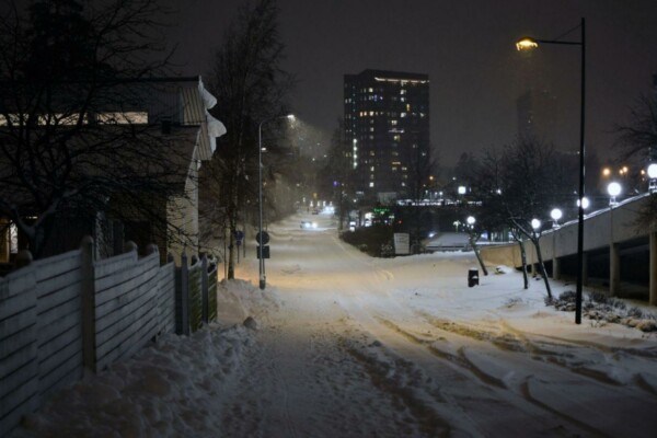 Stad i snöskrud i mörker.