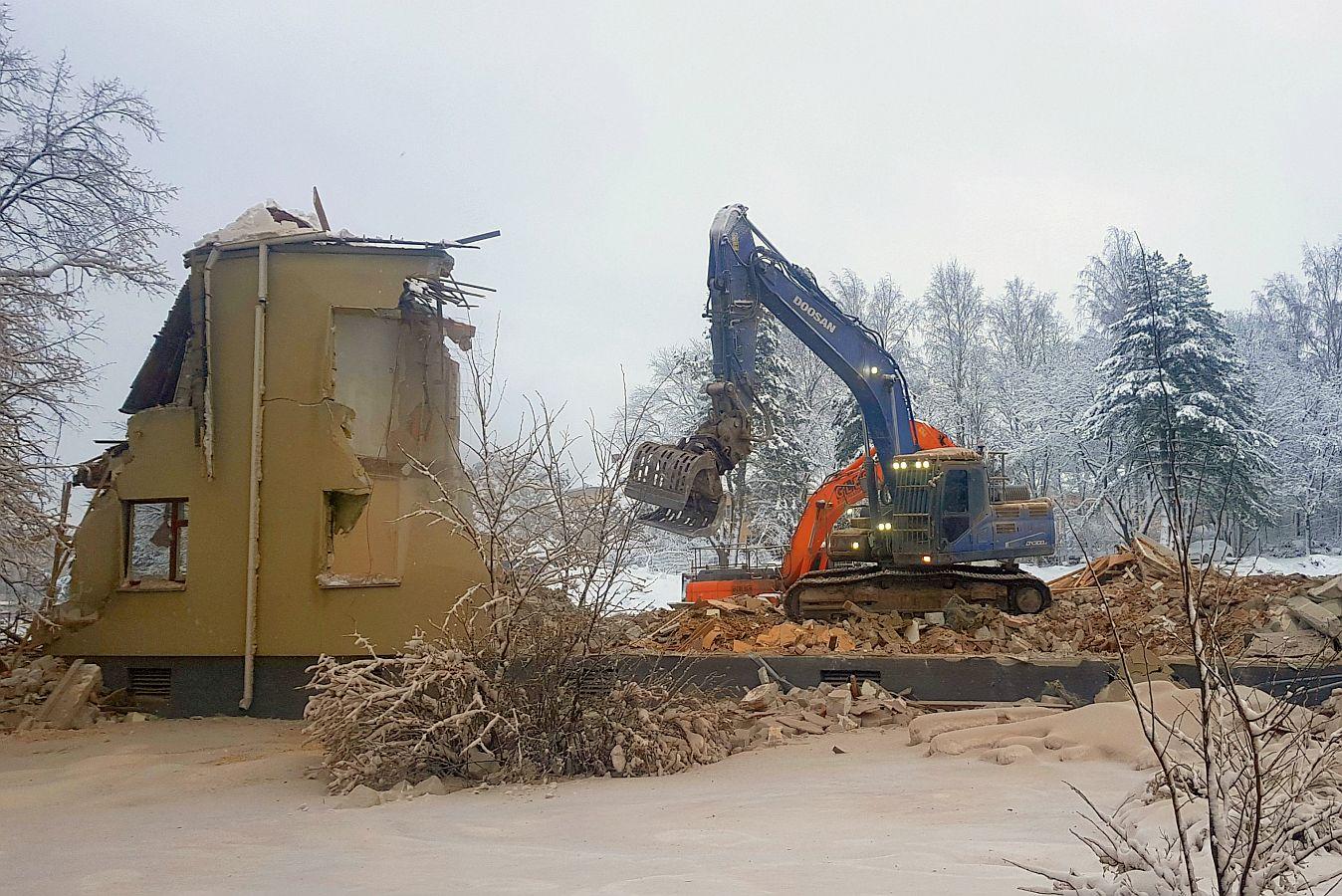Bostadshus rivs med grävskopa