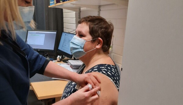 en person blir vaccinerad i armen