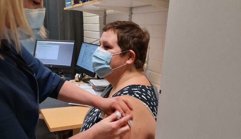 en person blir vaccinerad i armen