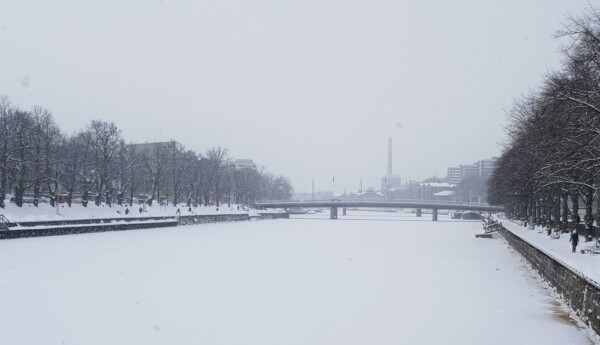 en snöklädd å