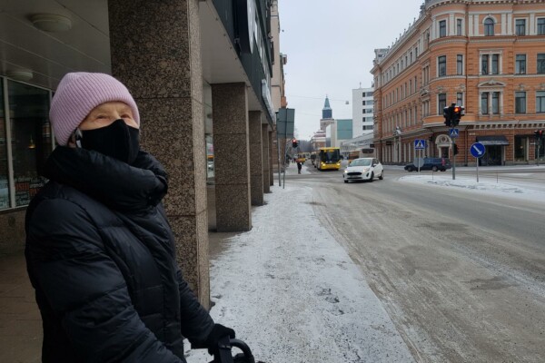 äldre kvinna i puderrosa mössa
