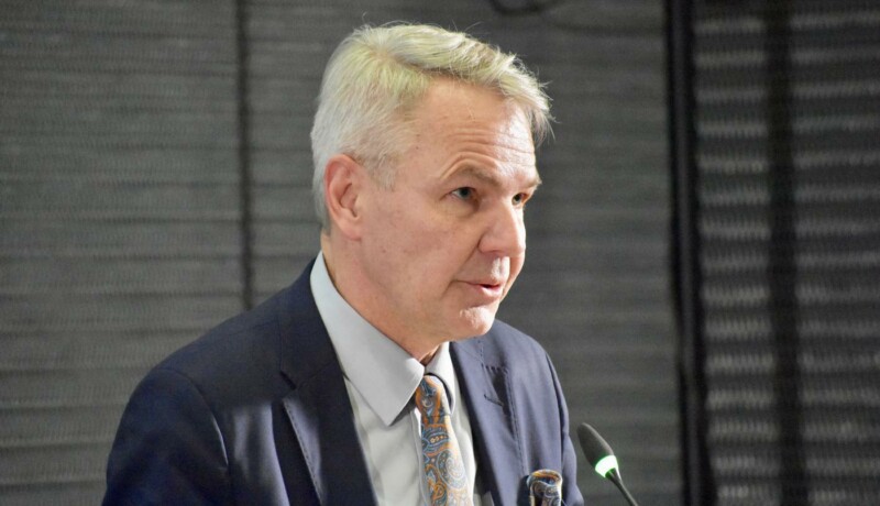 Pekka Haavisto talar i mikrofon.