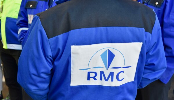 Rygg på bilden. På den blåa jackan står RMC, det vill säga Rauma Marine Constructions.