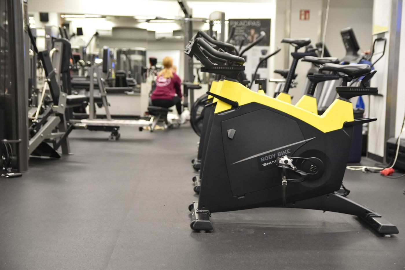 Apparater i ett gym.