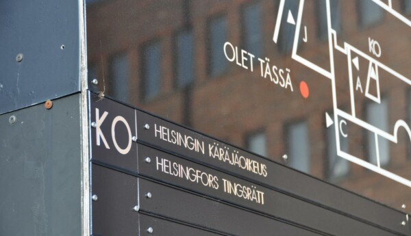 En skylt med texten "Helsingfors tingsrätt".
