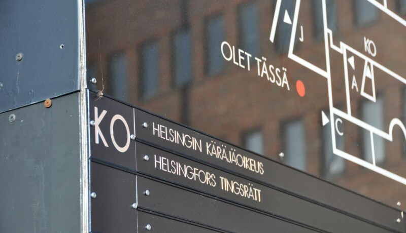 En skylt med texten "Helsingfors tingsrätt".