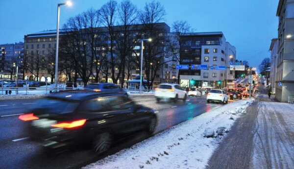 bilar kör längs gata i skymning