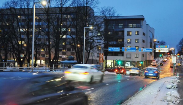 bilar kör längs gata i skymning