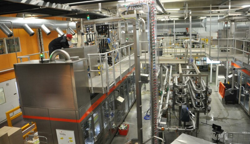 fabriksarbetare i saftfabrik