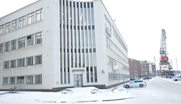 Stor vit kontorsbyggnad