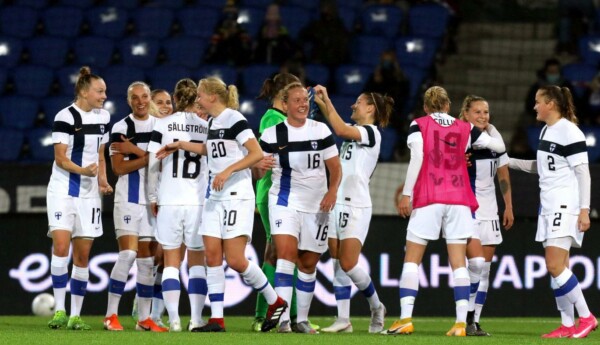 Finlands fotbollsdamer firar seger i -kvalmatch
