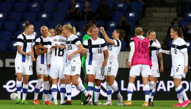 Finlands fotbollsdamer firar seger i -kvalmatch