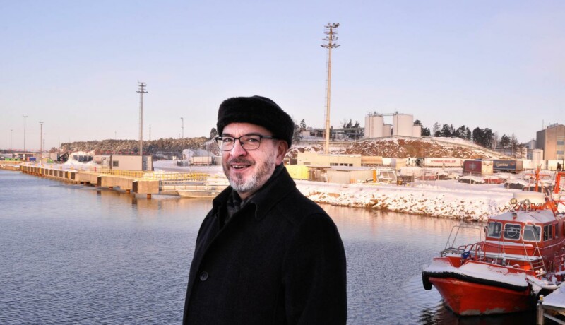 En leende man i en hamn