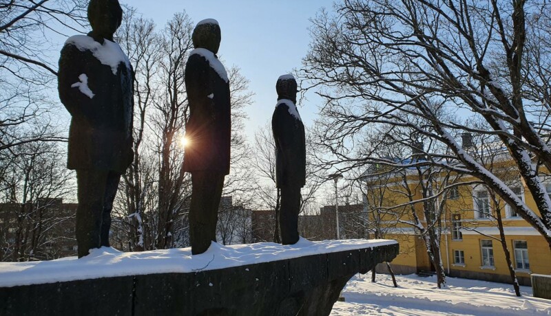 Staty av tre män.