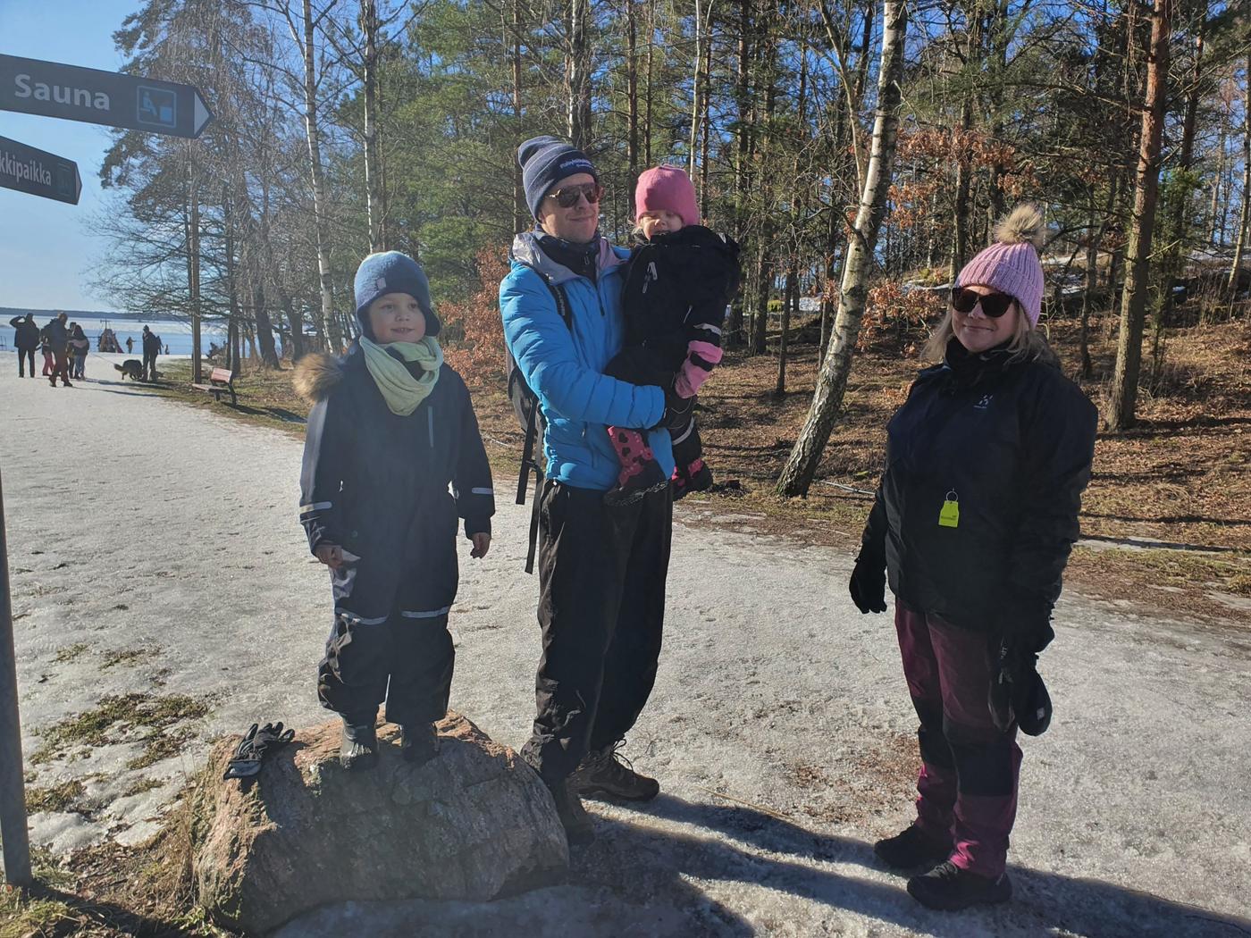 Familj i solsken.