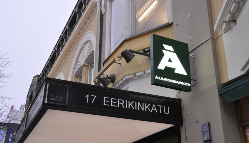 en ingång till ett köpcentrum