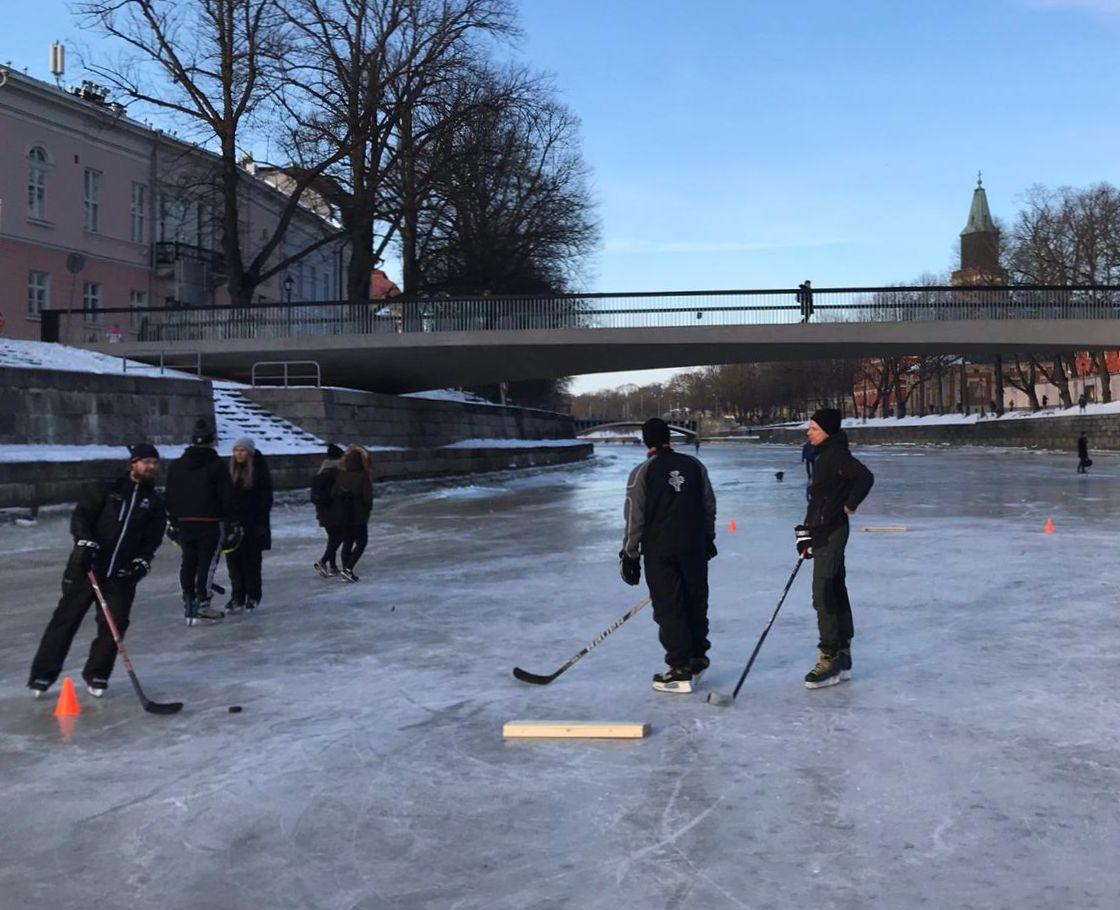 Hockeyspelare på Aura å