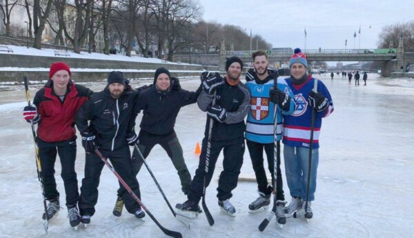 Hockeyspelare på Aura å