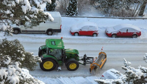 Traktor plogar snö på gata
