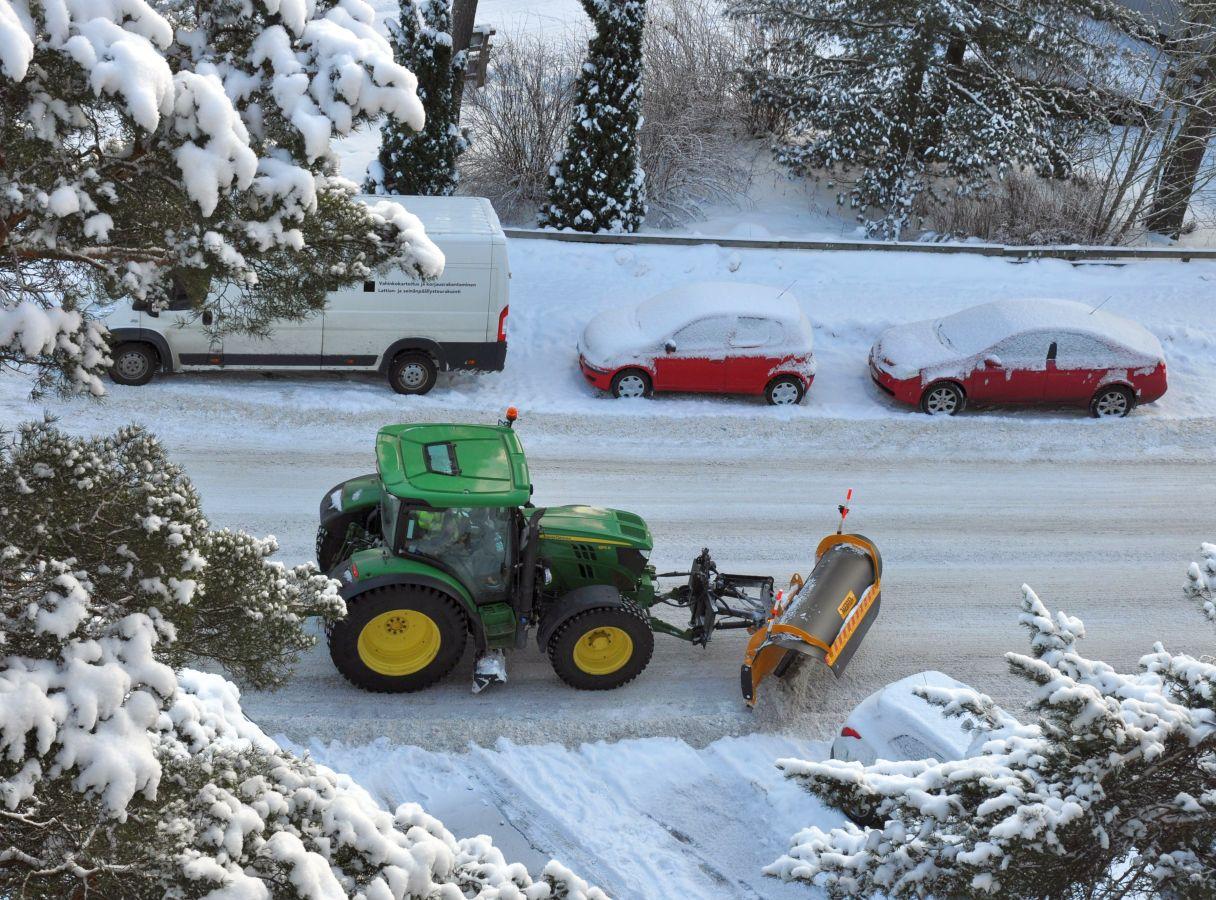 Traktor plogar snö på gata