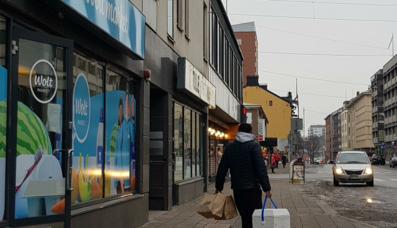 en man med en matbox på en gata