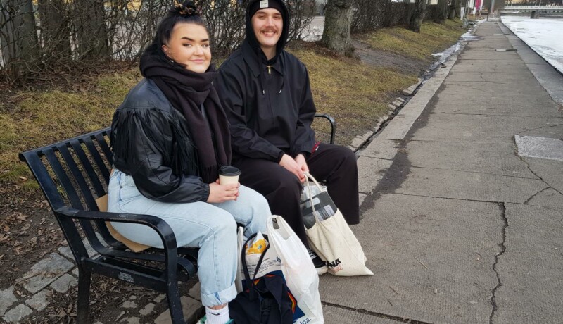 två ungdomar på en bänk