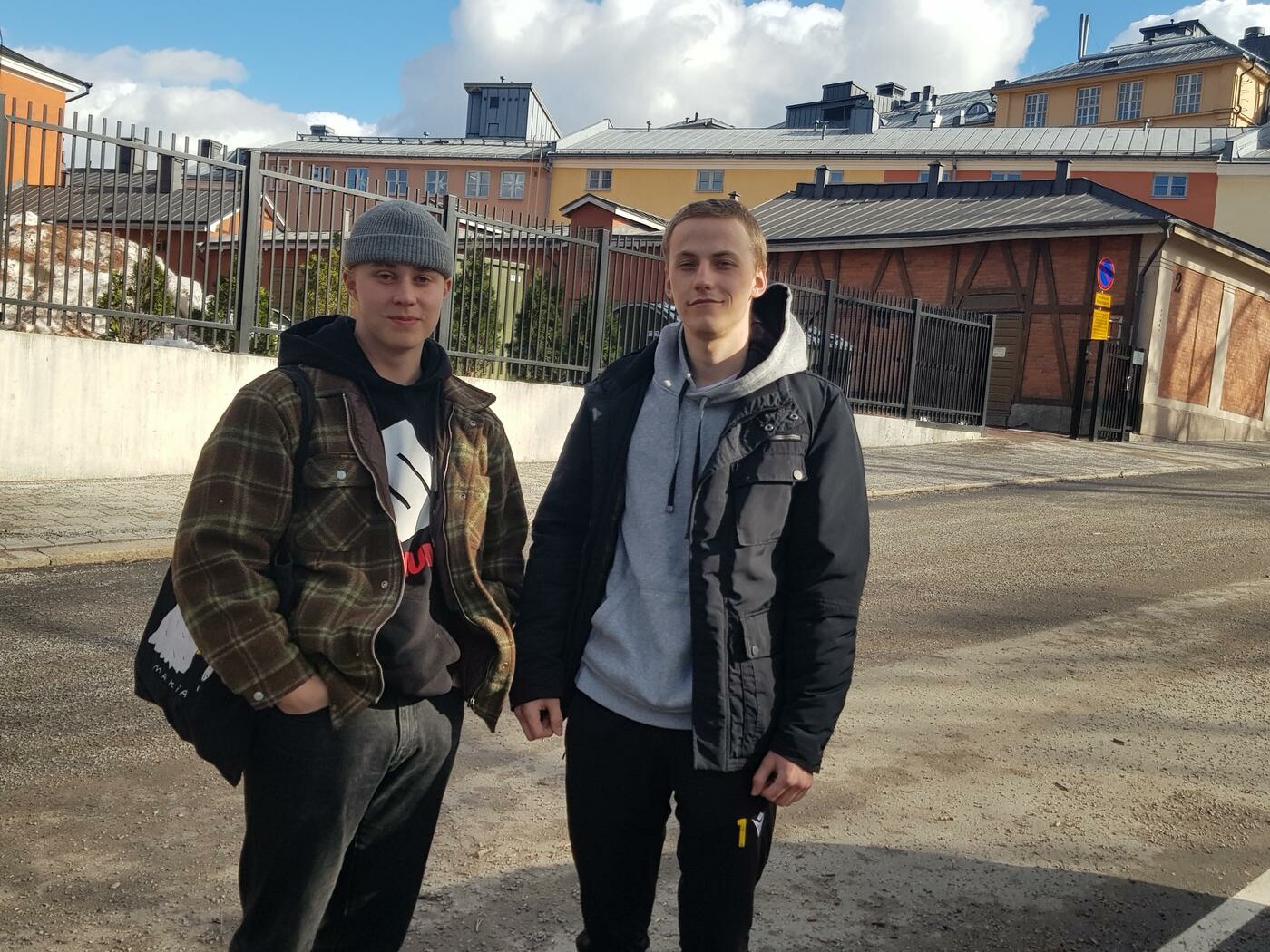 två killar på en gata