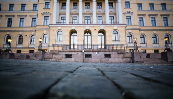 Stor byggnad fotograferad utifrån.