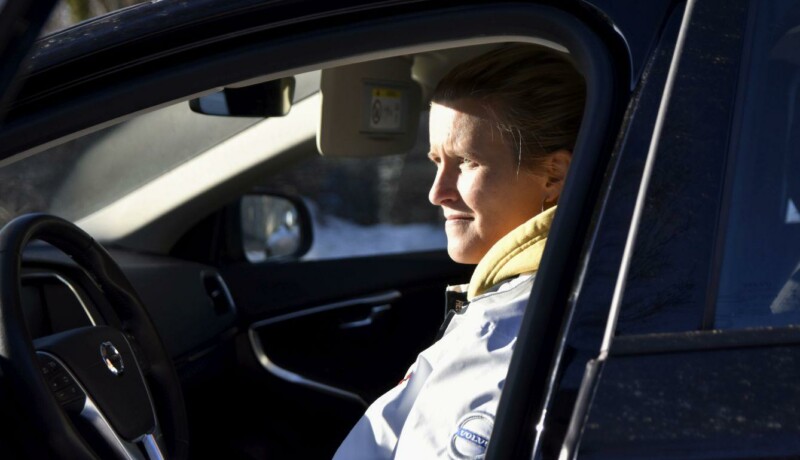 Kvinna sitter i bil