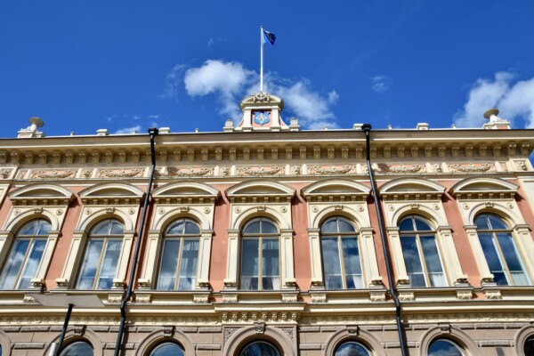 ett fint, stort hus och blå himmel