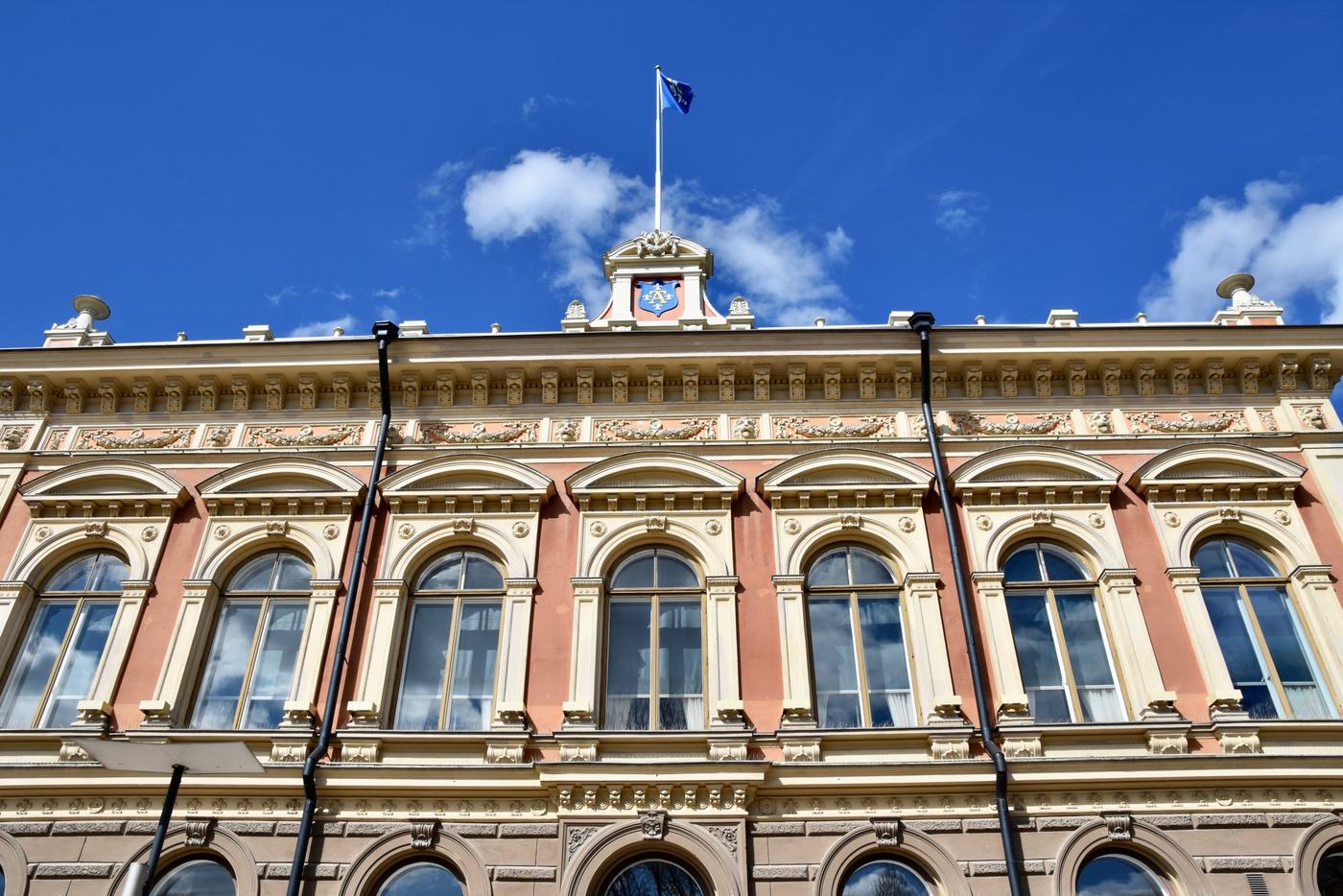 ett fint, stort hus och blå himmel