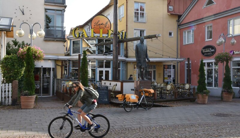 ett hus, en cyklist och en gata